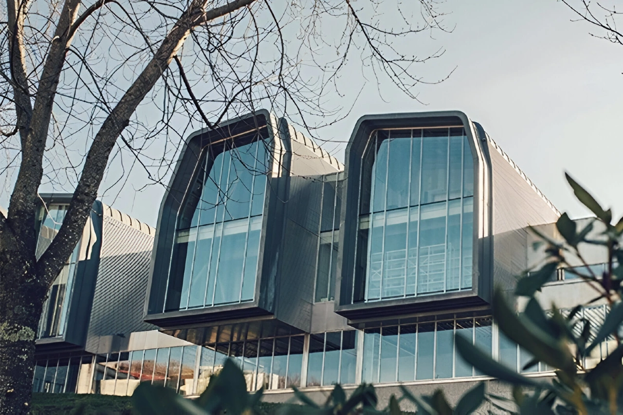 Vue de la façade de deux des modules du Centre de recherche sur les nanomatériaux et la biomédecine (CINBIO) de l'Université de Vigo, projet de Alfonso Penela 