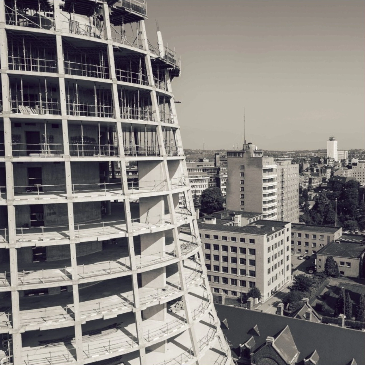 La tour du nouvel l’Hôtel de police de Charleroi en construction, projet conçu par Jean Nouvel