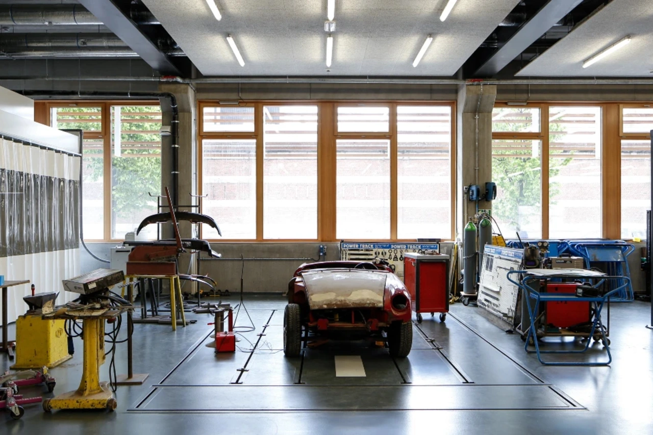 Intérieur d’un atelier mécanique de l’extension des installations de l’Institut des Arts et Métiers, projet de MDW Architecture, conçu selon le standard passif